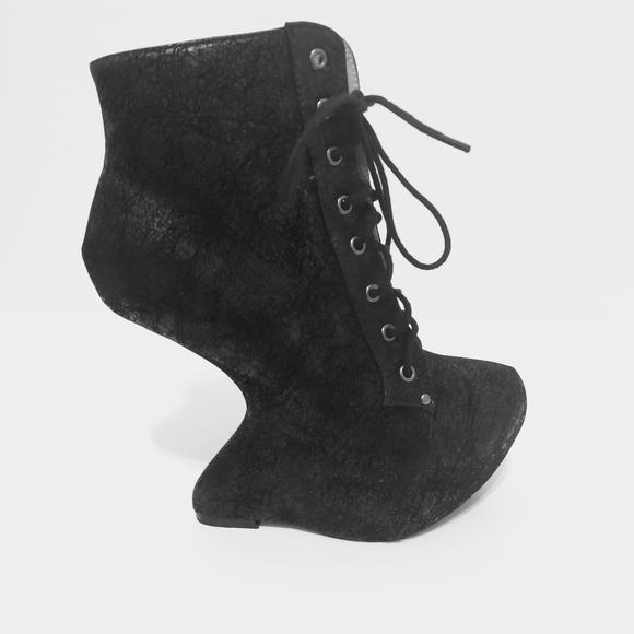 Shoe Republic Black Faux Suede 5 1/2" Arch Heel Ugly Core Bootie Heels sz 8.5 - Picture 7 of 9